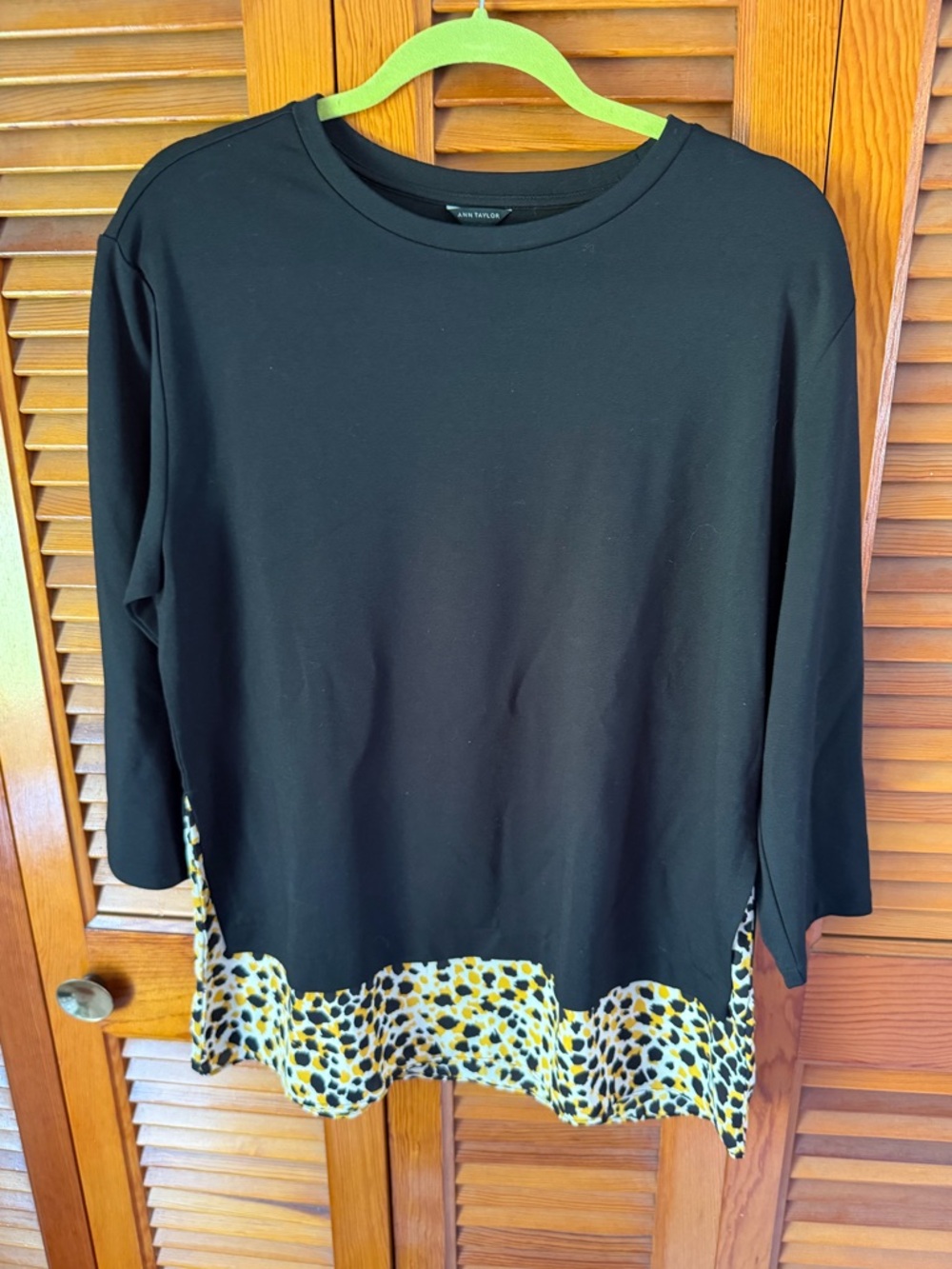 Ann Taylor Black Women’s Long Sleeve Top with Yellow Leopard Hem sz Large